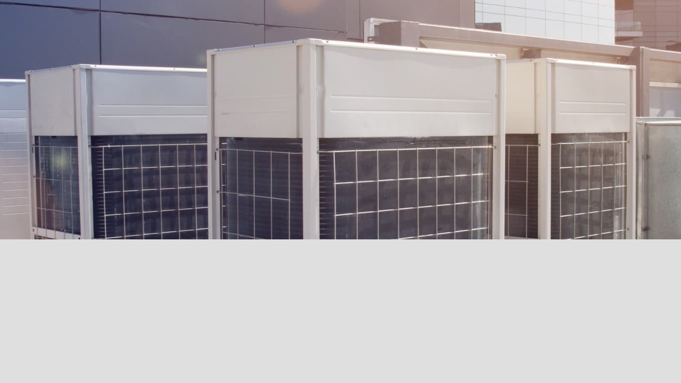 Técnico trabajando en unidad de aire acondicionado